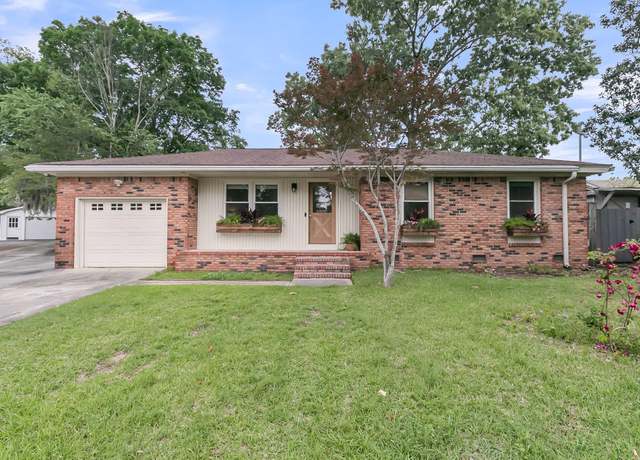 Property at 108 Williamsburg Ct, Goose Creek, SC 29445, 4 beds, 2 baths