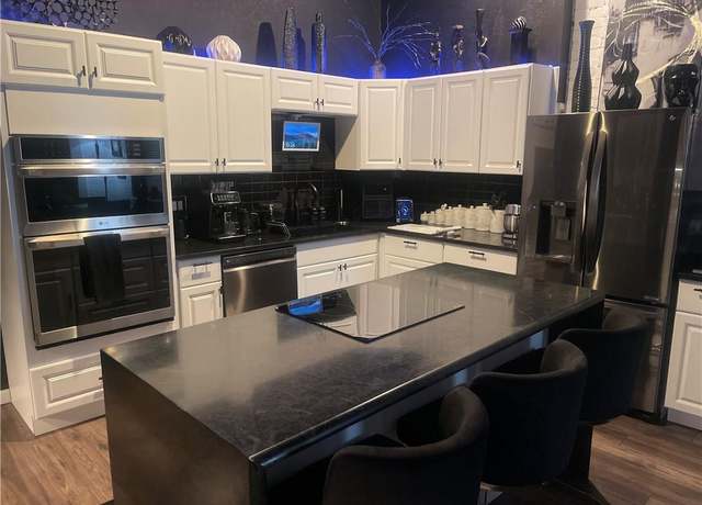 Property at 609 Central St #1108, Kansas City, MO 64105, 1 bed, 2 baths