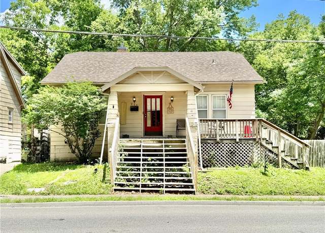 Property at 215 S Leonard St, Liberty, MO 64068, 3 beds, 1 bath