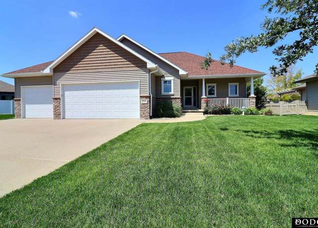 Property at 3122 Applewood Dr, Fremont, NE 68025, 4 beds, 3 baths