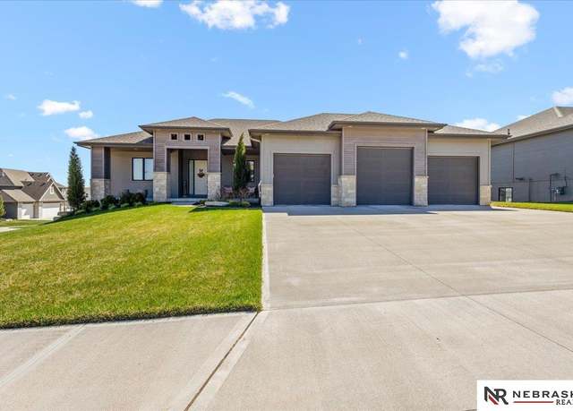 Property at 12601 S 78th St, Papillion, NE 68046, 5 beds, 3 baths