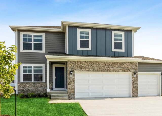 Property at 2510 E 47th St, Des Moines, IA 50317, 5 beds, 3.5 baths