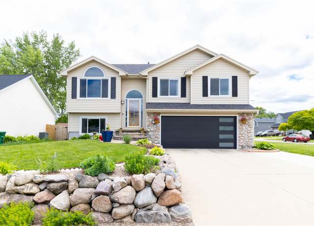 Property at 704 13th St SE, Altoona, IA 50009, 3 beds, 2.5 baths