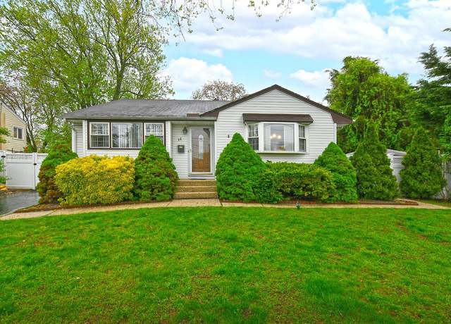 Property at 52 Santapogue Dr, Lindenhurst, NY 11757, 3 beds, 2 baths