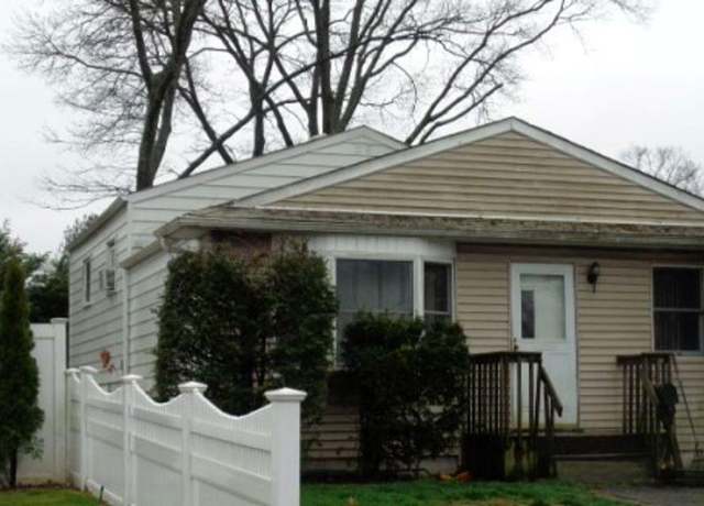 Property at 792 Glendale Rd, West Babylon, NY 11704, 3 beds, 1 bath