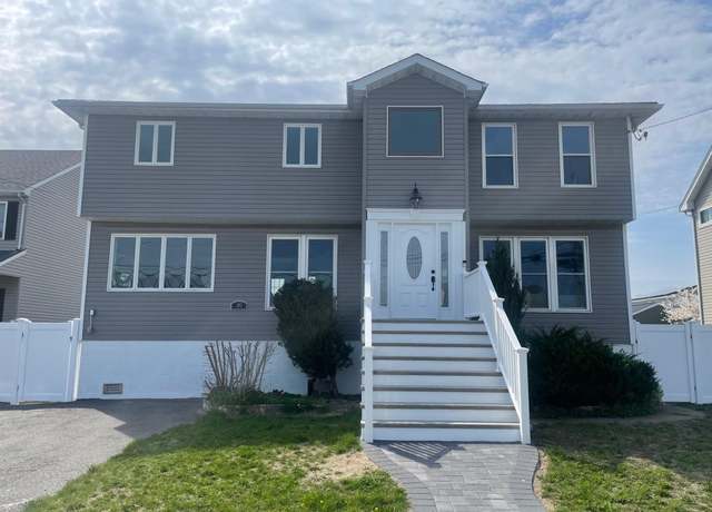 Property at 102 Surf Rd, Lindenhurst, NY 11757, 4 beds, 3 baths