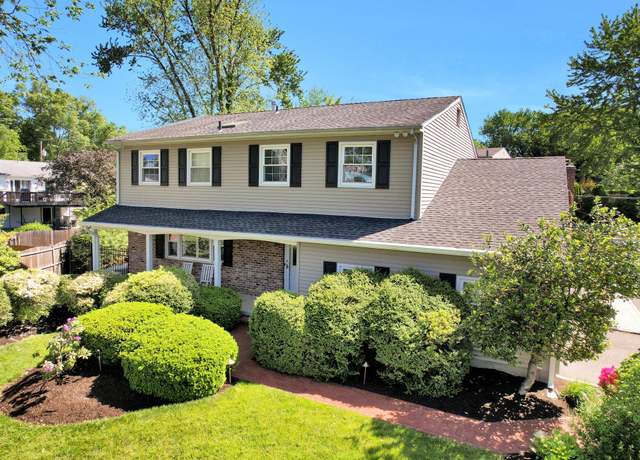 Property at 18 Daisy Ct, Nanuet, NY 10954, 4 beds, 2.5 baths