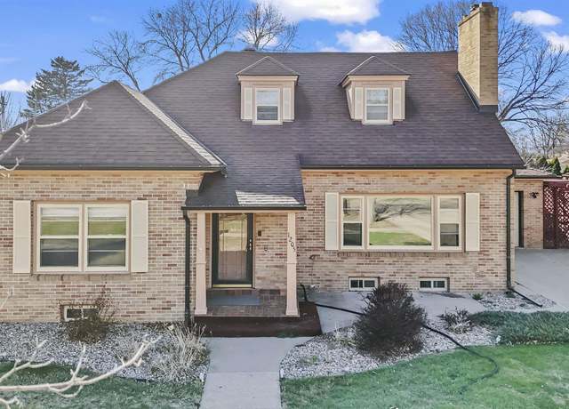 Property at 1205 Douglas Ave, Yankton, SD 57078, 4 beds, 3.5 baths