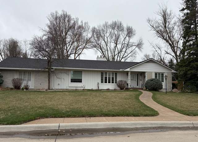 Property at 2120 Parkview Dr, Fremont, NE 68025, 2 beds, 3 baths