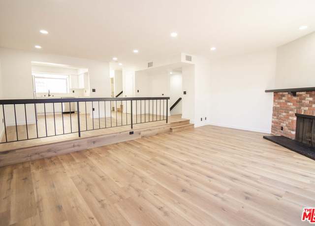 Property at 1132 19th St #2, Santa Monica, CA 90403, 2 beds, 2.5 baths