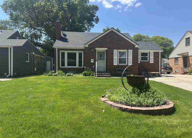 Property at 831 N Pine Ave, Hastings, NE 68901, 2 beds, 2 baths