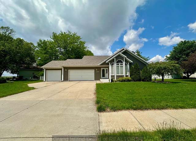 Property at 820 Redwood Rd, Grand Island, NE 68803, 4 beds, 2.5 baths
