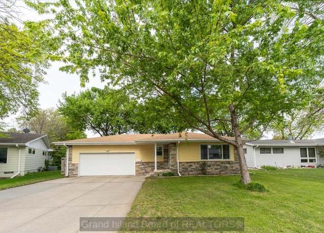 Property at 1740 Idlewood Ln, Grand Island, NE 68803, 3 beds, 2.5 baths