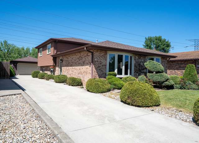 Property at 5922 W 75th Pl, Burbank, IL 60459, 3 beds, 2 baths
