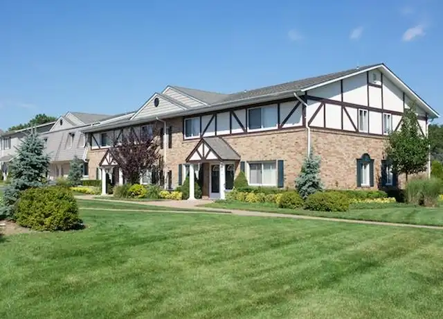 Property at 40 Broadway Cir Unit 40, Holbrook, NY, 11741, 1 bed, 1 bath, [object Object]
