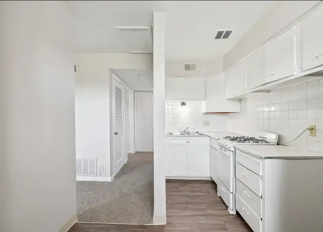 Property at Worthington Court II - 5827 N Meadows Blvd, Columbus, OH, 43229, 1-2 bed, 1 bath, [object Object]